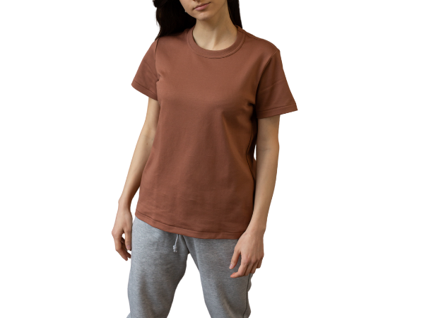 茶色のTシャツとグレーのスウェット