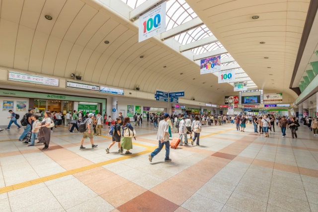 駅の構内の人混み