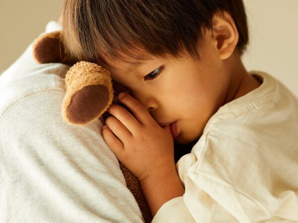 抱っこされて眠くなって指しゃぷりしている子ども