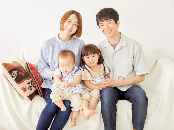 4人の仲の良い若い親子
