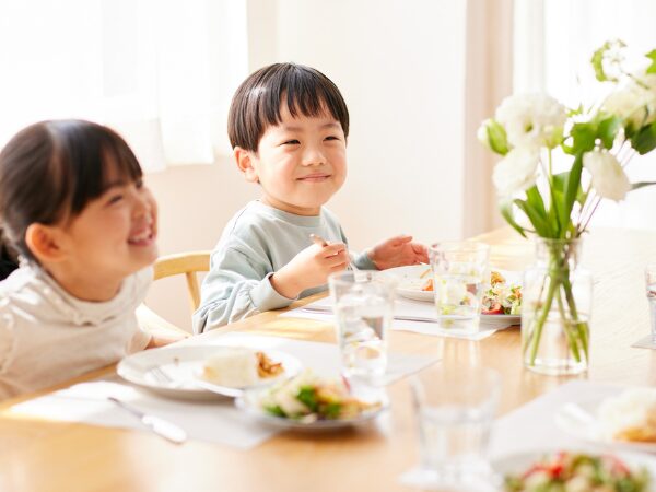 楽しそうに食事する2人の幼児