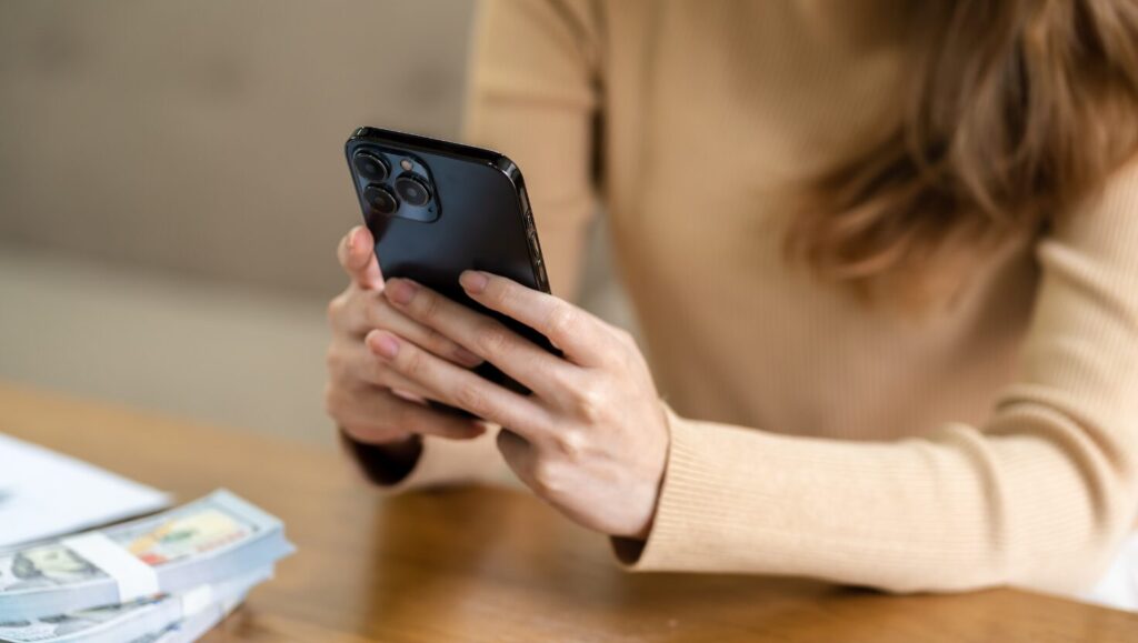 スマホでSNSを見ている女性