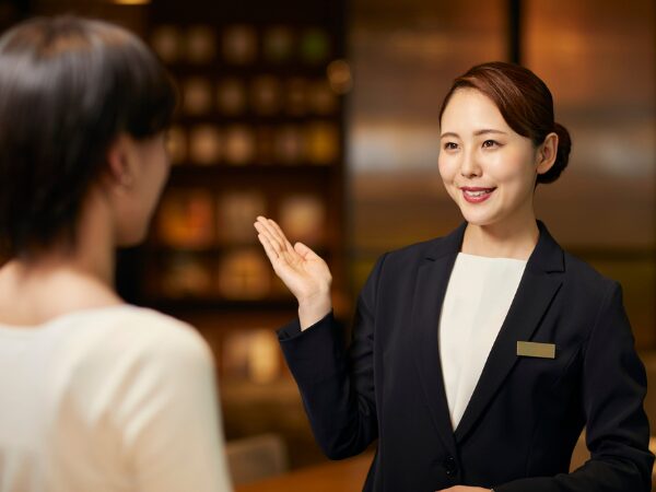 ホテルのスタッフに話しかける女性