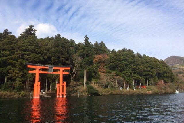芦ノ湖側から見た箱根神社の鳥居