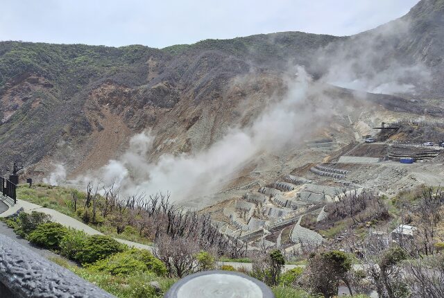 大涌谷の白い蒸気が上がる風景