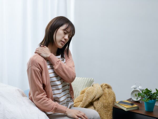 寝起きに肩が痛い女性