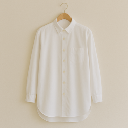 ハンガーにかかった、白いロングシャツ