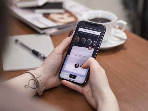 スマホでSNSを見ている女性の手