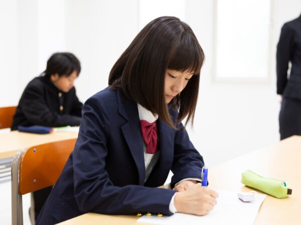 塾で勉強する女子中学生