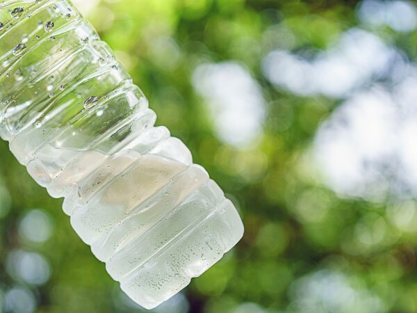 屋外の冷えたペットボトル