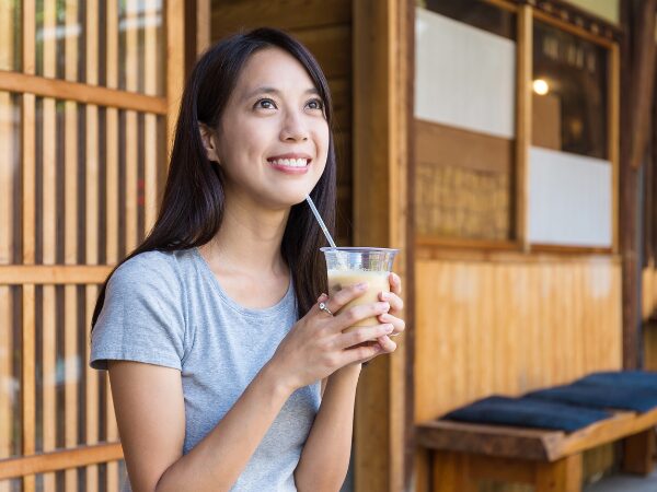 カフェで休憩中の笑顔の女性