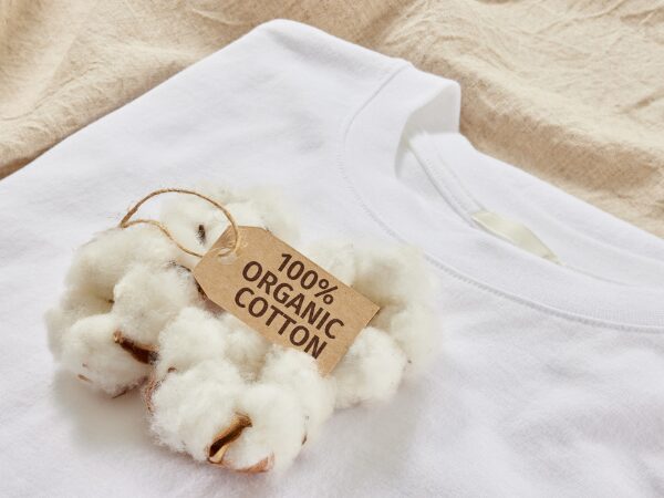 コットン100%の白いTシャツ