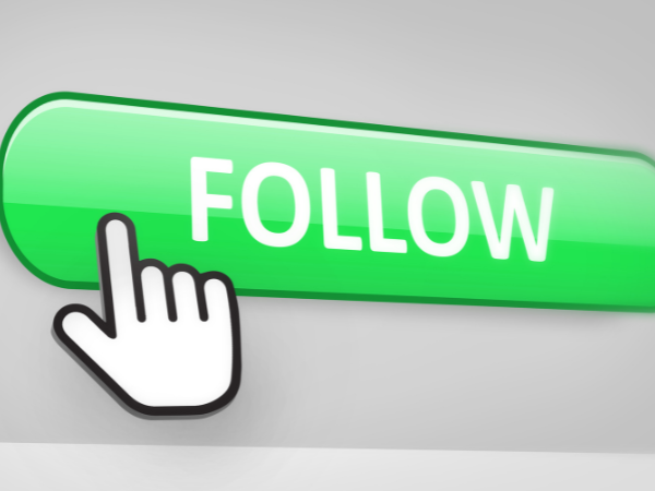 FOLLOWという緑ボタンを白い手が押している様子