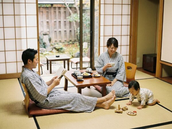 温泉旅館の和室でくつろぐ赤ちゃん連れの家族