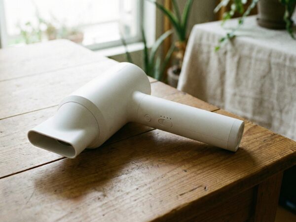 テーブルの上に置いてある白いコードレスドライヤー