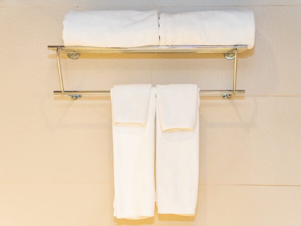 ホテルの浴室に置いてあるバスタオルとフェイスタオル