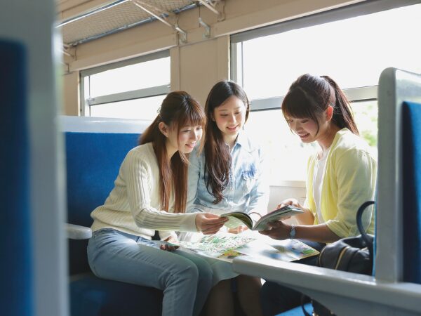 電車内で楽しそうにする女子3人旅