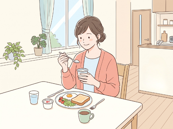 旅行から帰った翌朝、いつもの朝食を食べている女性